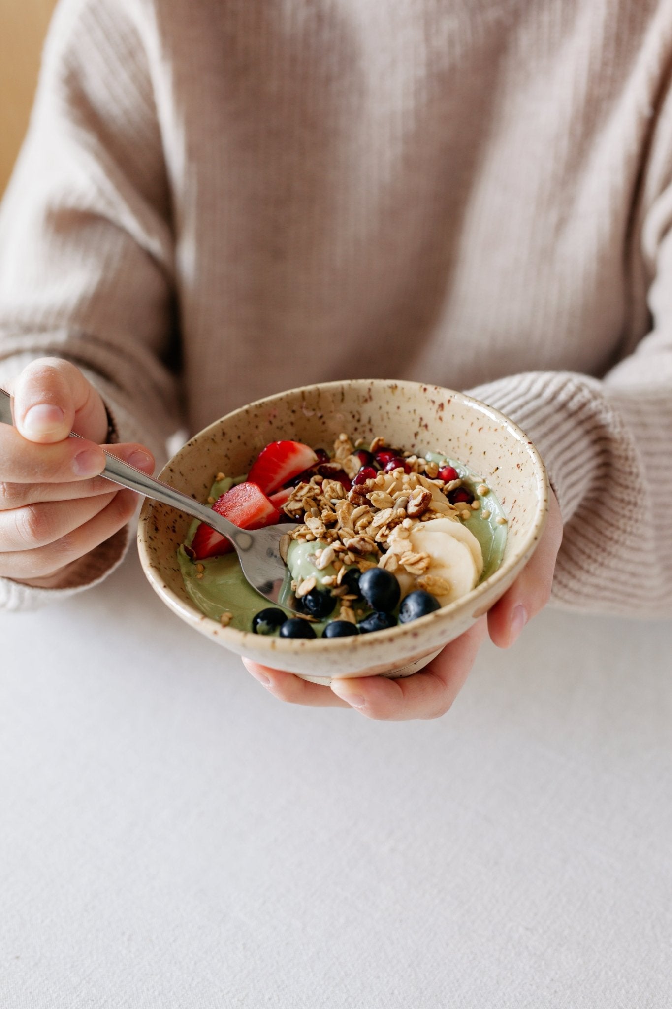 Creamy Matcha Glow Bowl with Fresh Fruit and Crunchy Pecan &amp; Maple Gra &ndash; Turtle - Better Breakfast!