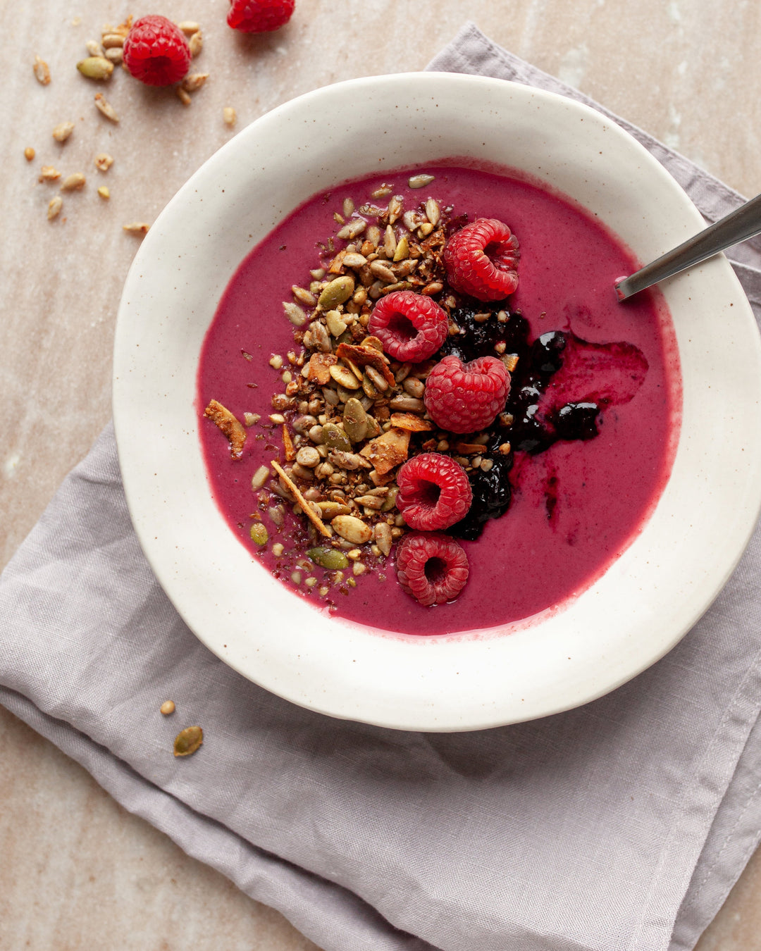 Smoothiekom met bessen en granola