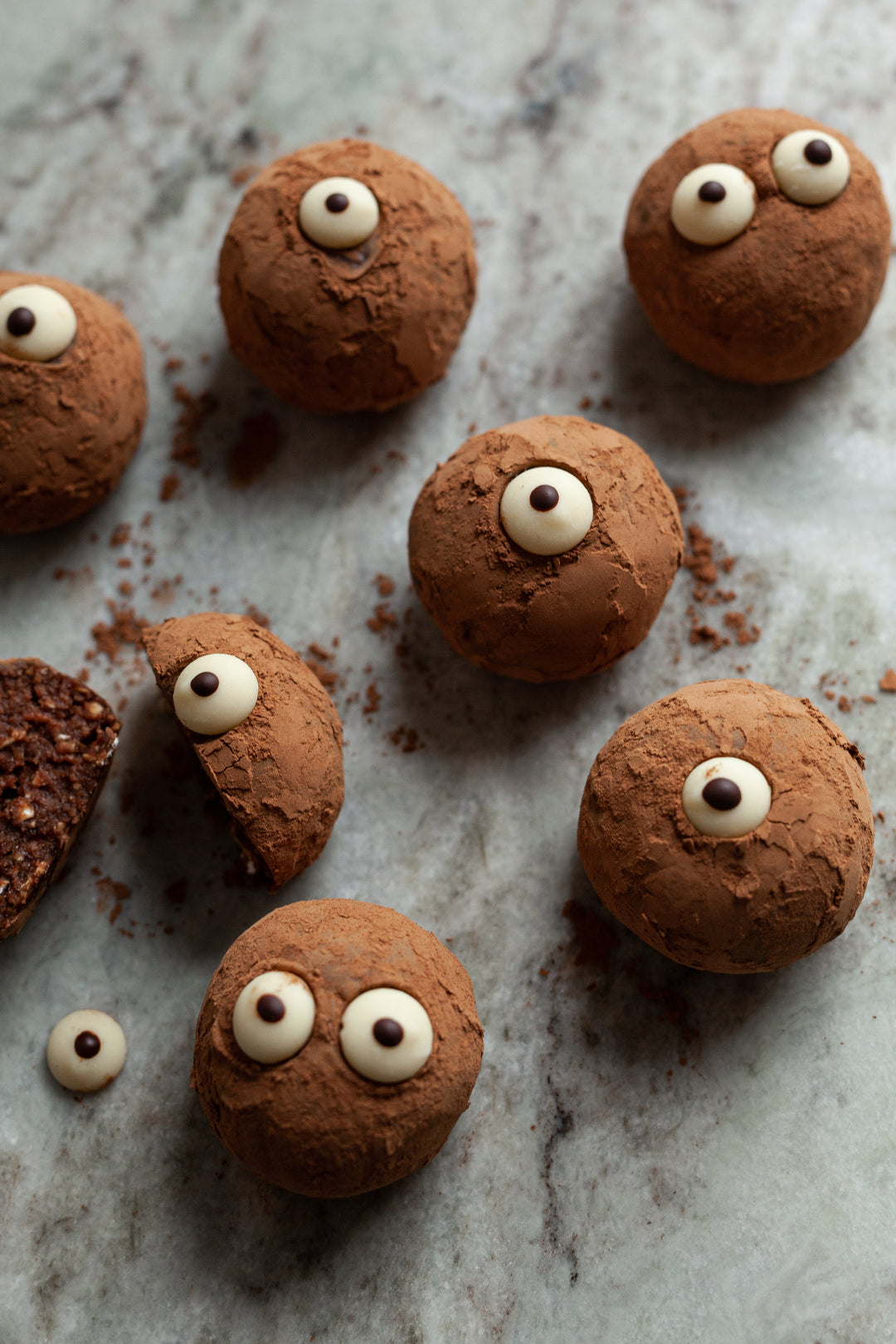 Friandises effrayantes : boules énergétiques d'Halloween faciles à préparer sans cuisson