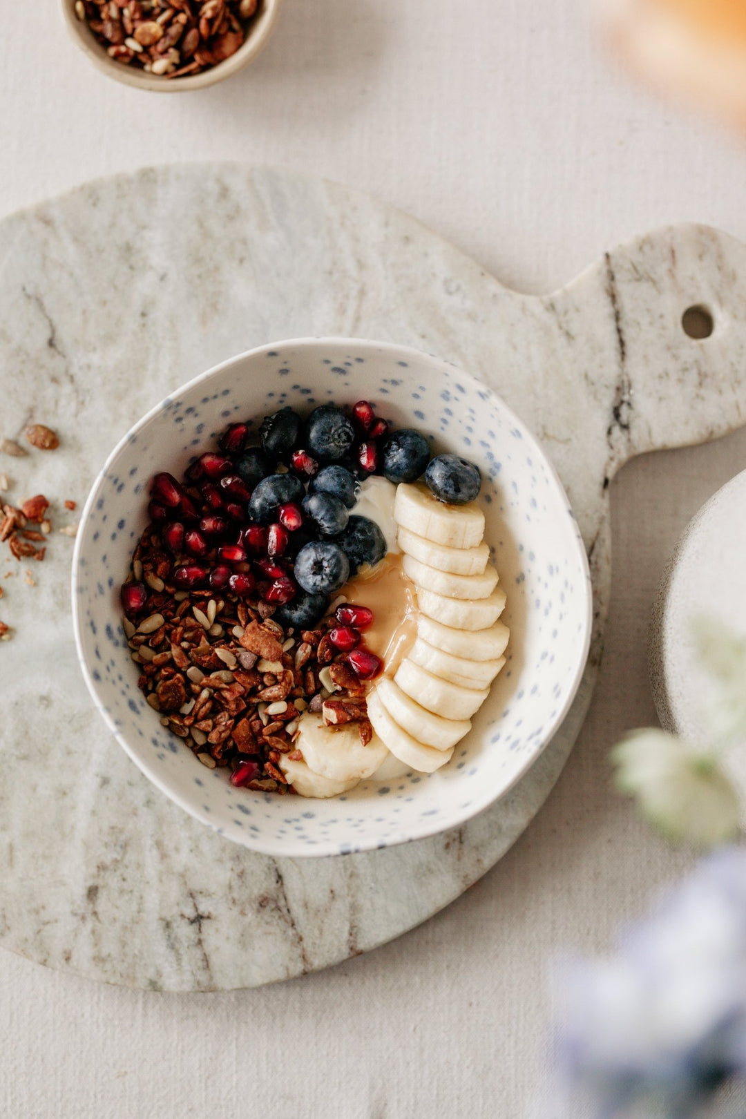 Frühlings-Reset-Schale: Joghurt mit Power Granola und Samen – Schokolade – Turtle  Better Breakfast!