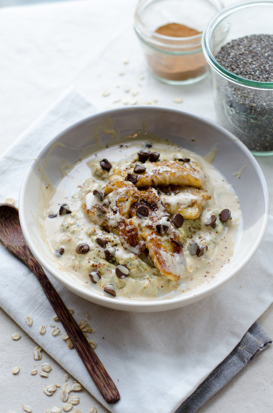 Porridge-Bowl mit der perfekten Mischung aus herzhaften Haferflocken, cremiger Banane und Haselnussbutter, Schokoladenchips, Chiasamen und Kakao - diese Frühstücksbowl ist ein Genuss für die Geschmacksnerven. Sie ist gesund, vegan und biologisch, Sie werden sie lieben