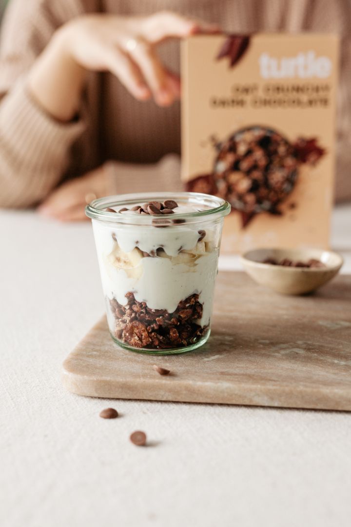 Eiweißreiches Vanille-Skyr-Frühstücksglas mit Turtle Oat Crunchy