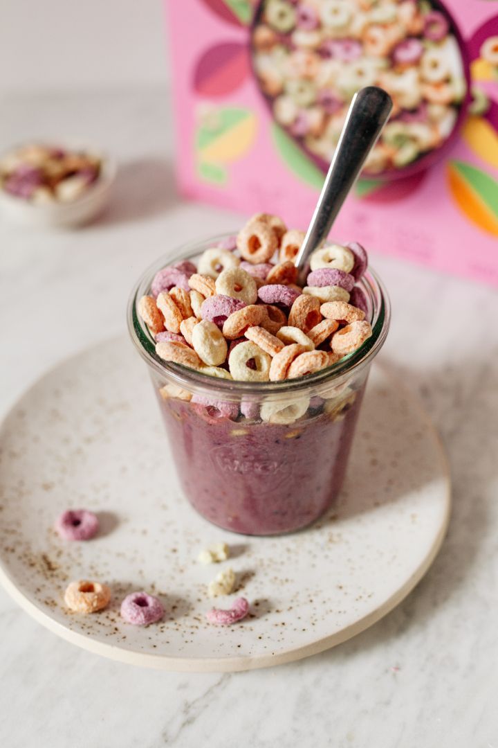 Einfacher und gesunder Açai-Smoothie im Glas mit Color Loops - Turtle - Better Breakfast!