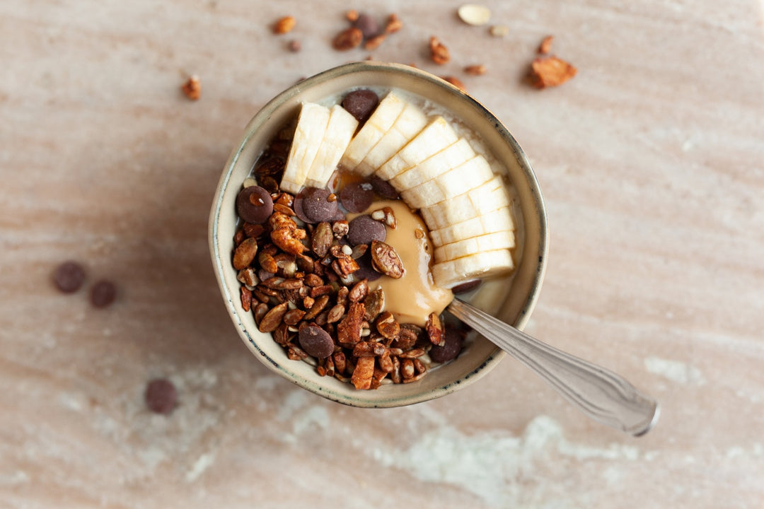 Schnelle & cremige Schokoladen-Müsli-Joghurt-Schale mit Banane & Erdnussbutter – Turtle  Better Breakfast!
