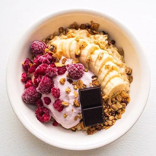 des idées de porridge bowls à base d'avoine et de fruits tels que framboise, cerise, grenade et banane, de noix, de noix de coco et de chocolat