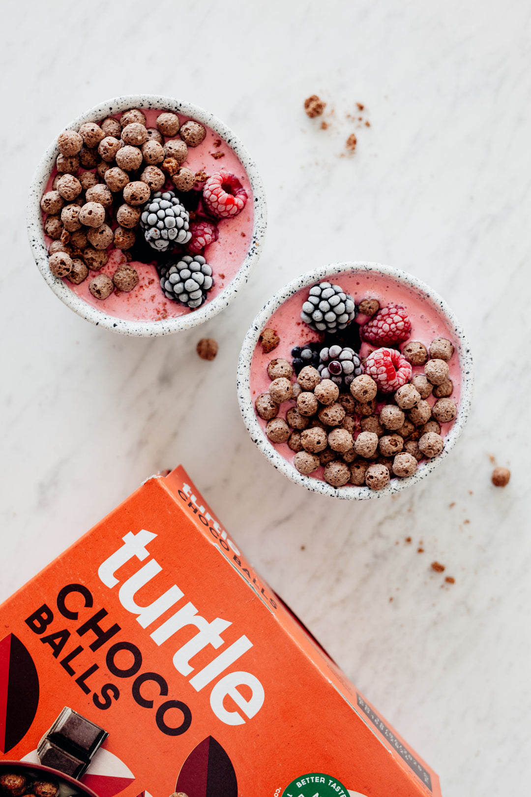 Gezonde frambozen Smoothie Bowl met yoghurt en Turtle Choco Balls